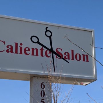 caliente salon sign